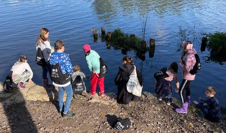 Gruppe Kinder am Wasser